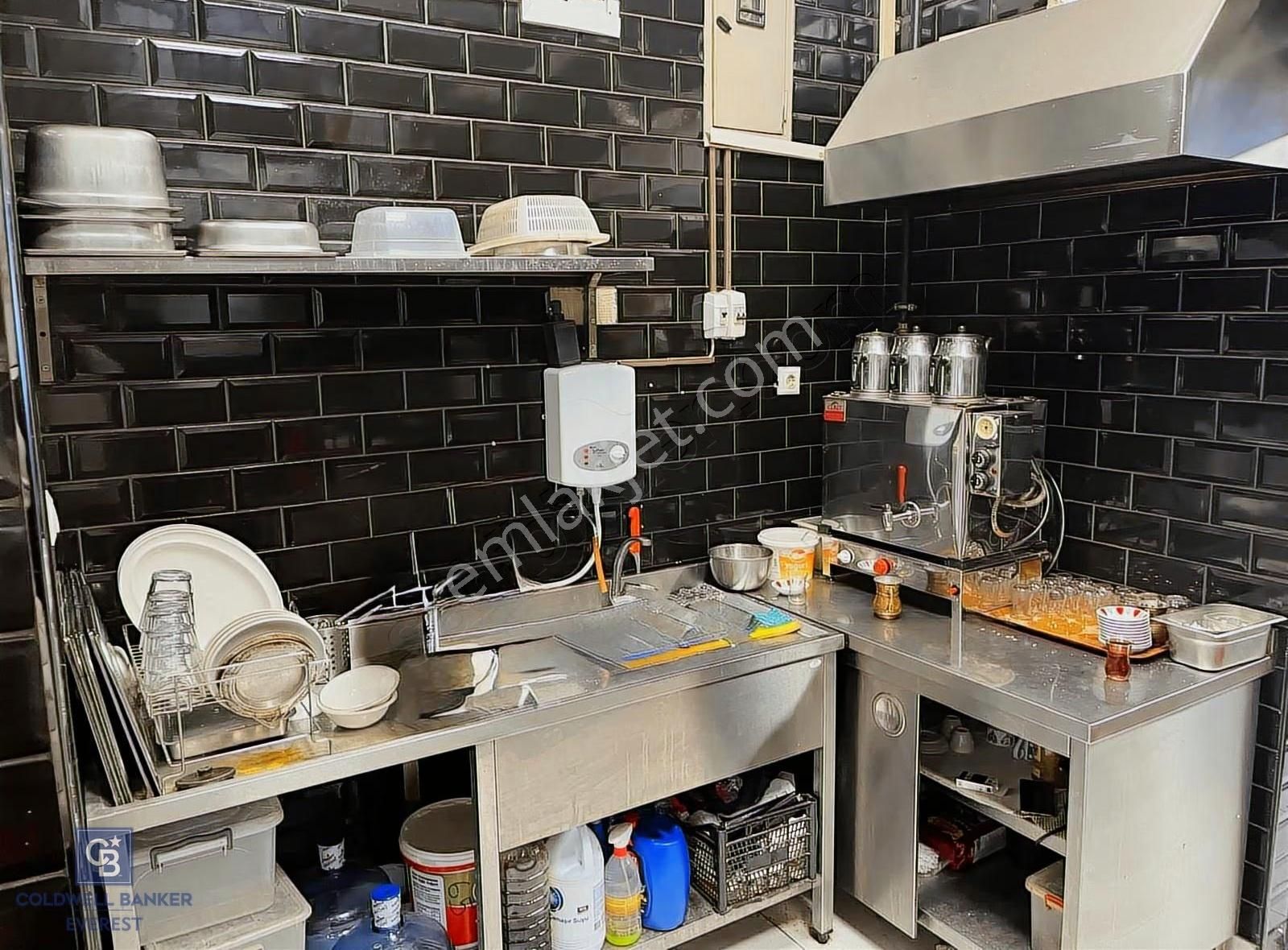 Balat Meydanı'nda Hazır Kiracılı Satılık Dükkan - Görsel 8