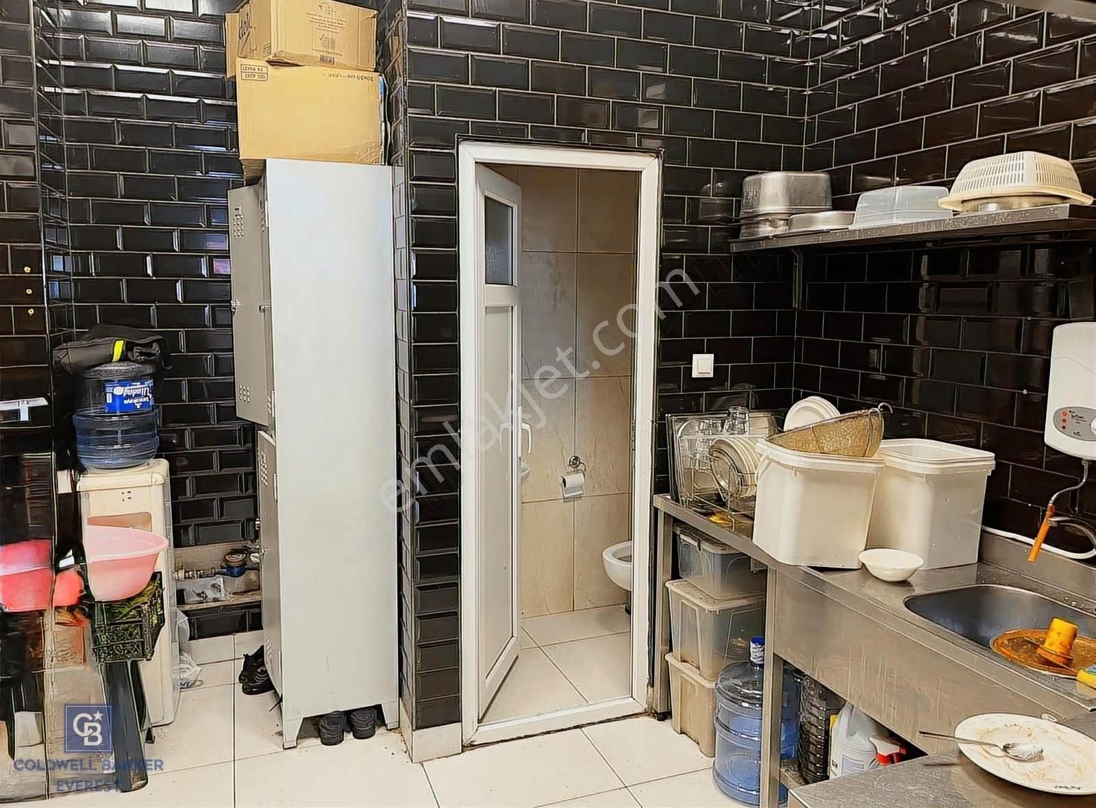 Balat Meydanı'nda Hazır Kiracılı Satılık Dükkan - Görsel 9