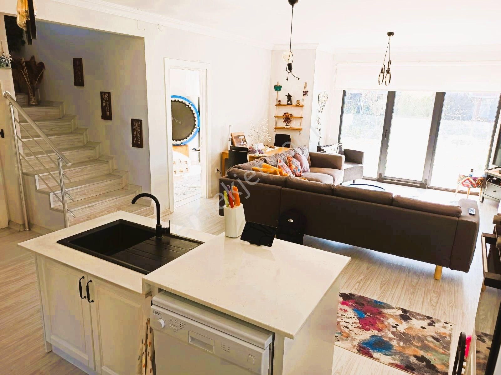 Urla İçmelerde Deniz Manzaralı 4+1 Dubleks Villa - Görsel 6