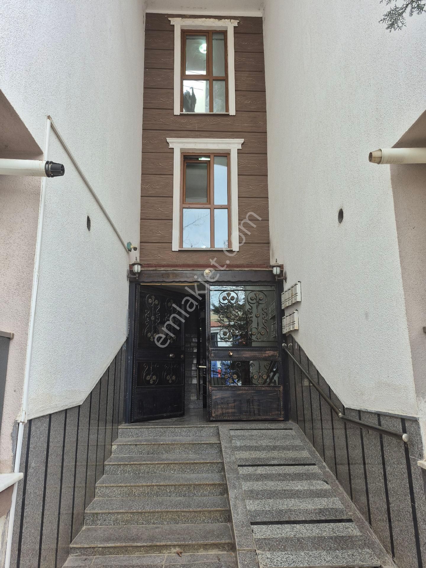 Adnan Menderes Mahallesinde 3+1 Eşyalı Satılık Geniş Daire - Görsel 2