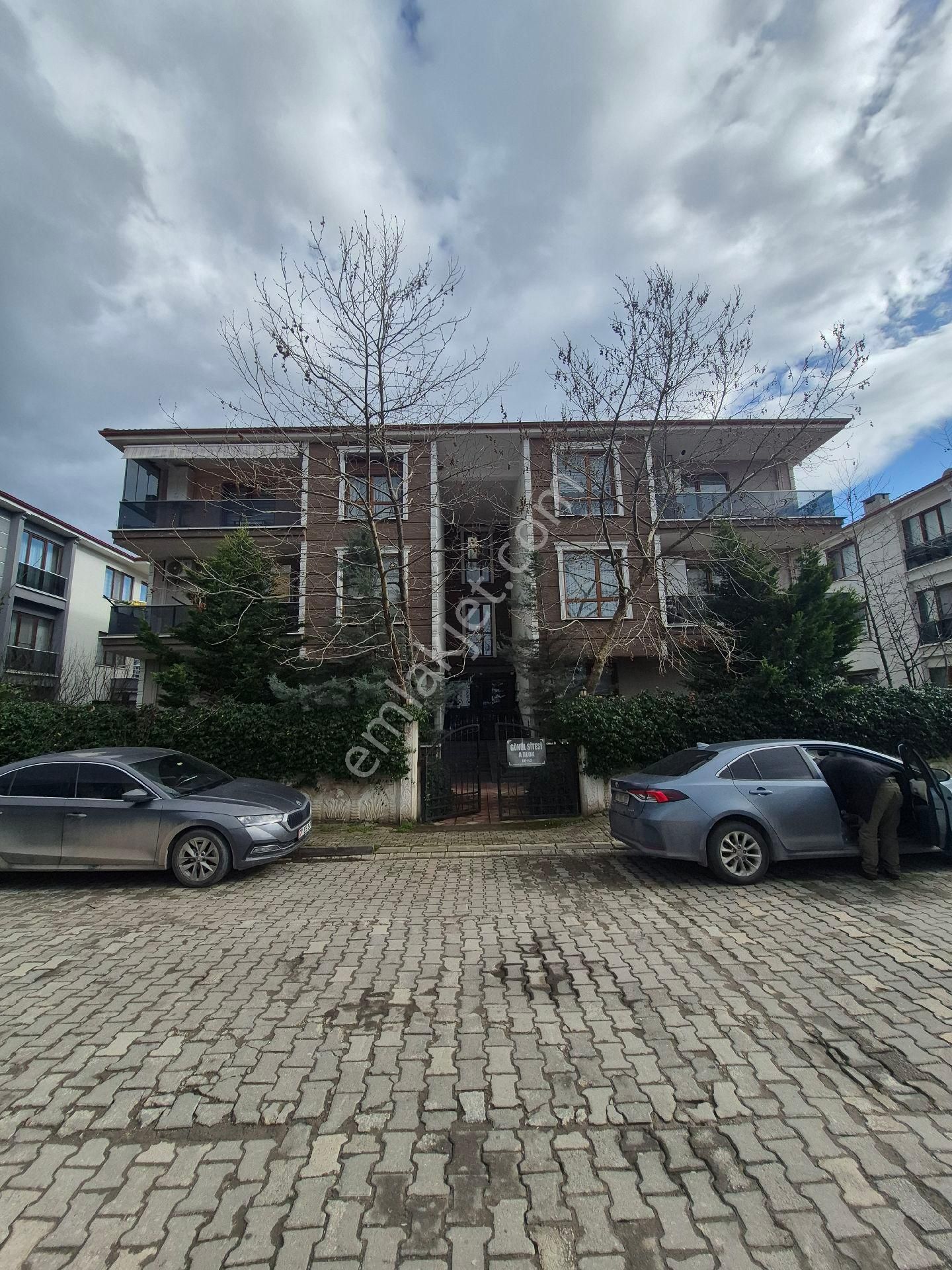 Adnan Menderes Mahallesinde 3+1 Eşyalı Satılık Geniş Daire