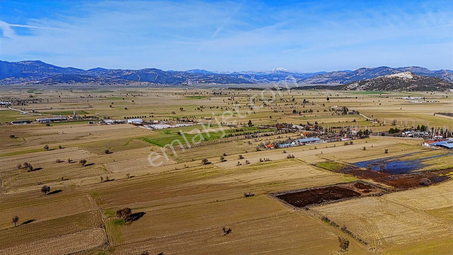 Burdur Bucak Karaaliler Köyü'nde 11376 M2 Satılık Tek Tapu Tarla