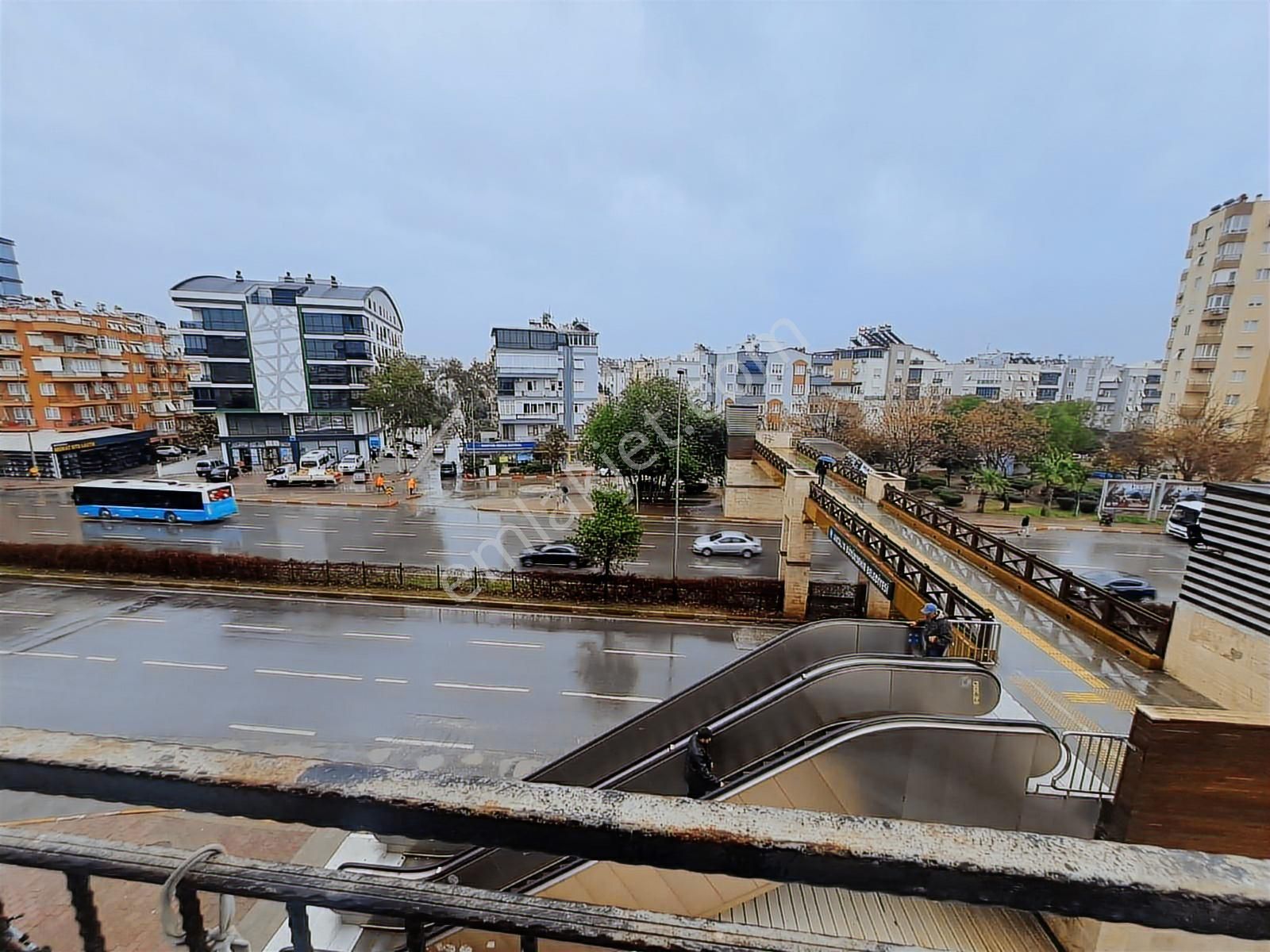 Antalya Etiler'de Cadde Üzeri Katta Eşyalı Kiralık 2+1 Daire