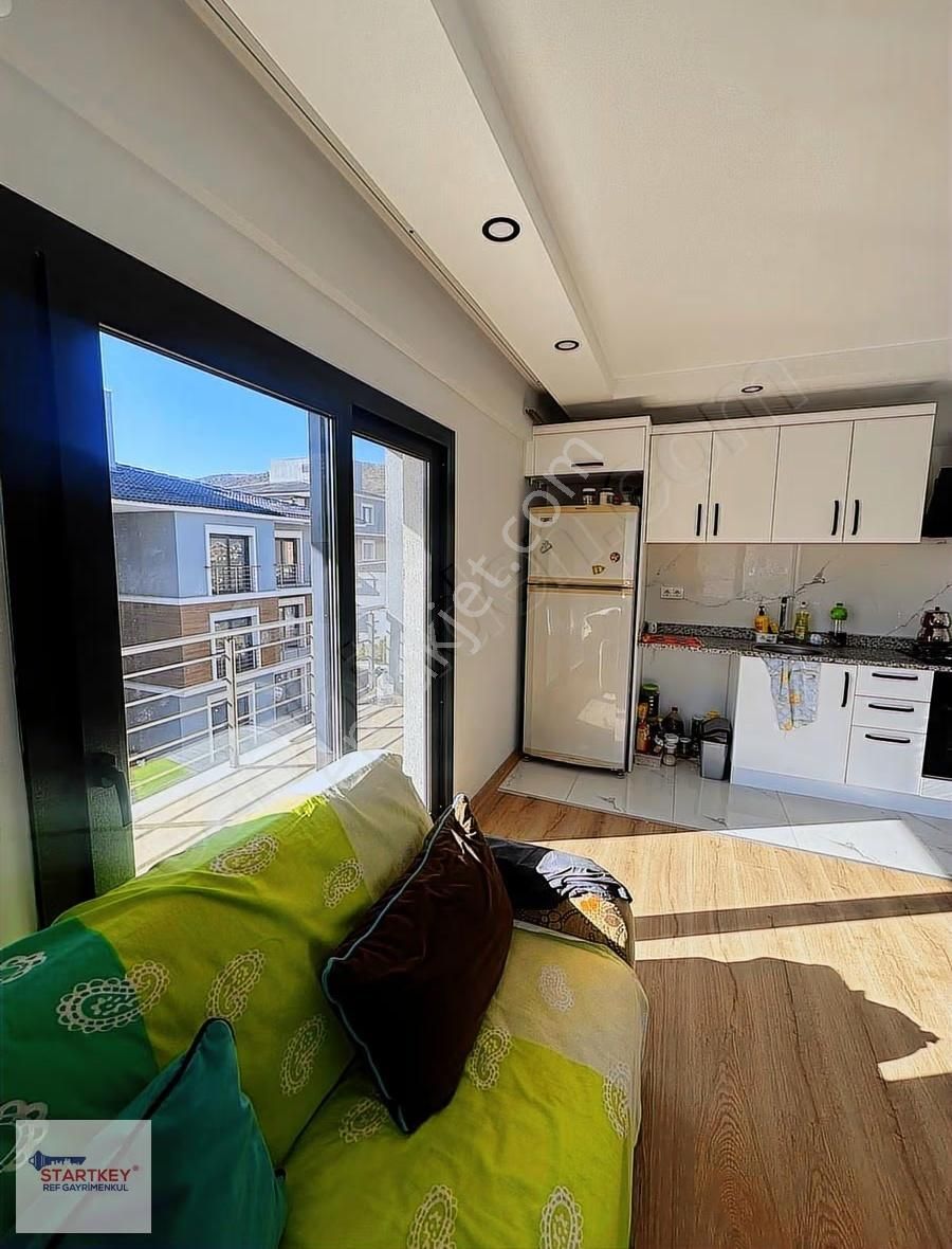 Yeni Foça'da Havuz Manzaralı Kiralık 1+1 Eşyalı Daire - Görsel 6