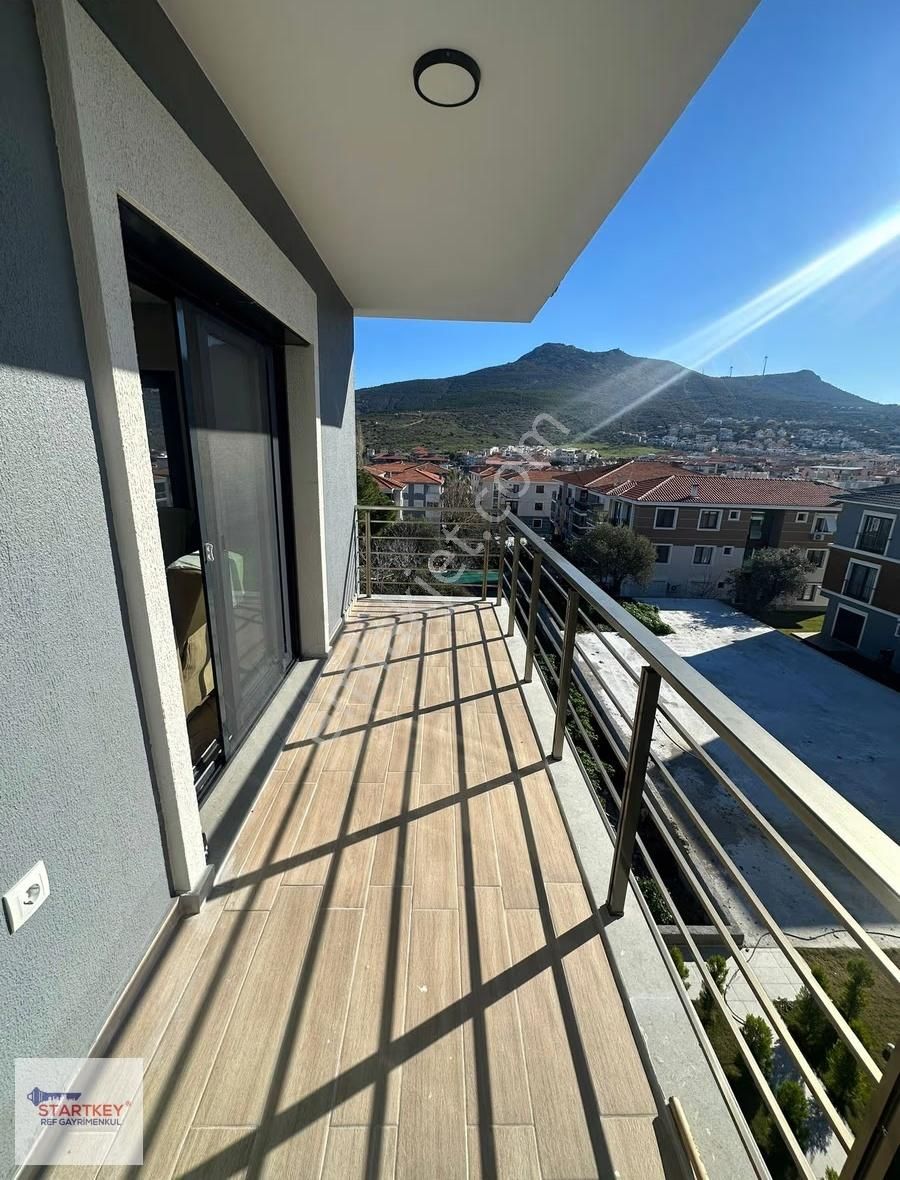 Yeni Foça'da Havuz Manzaralı Kiralık 1+1 Eşyalı Daire - Görsel 4