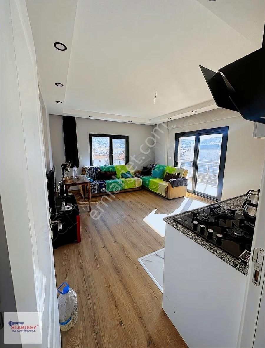 Yeni Foça'da Havuz Manzaralı Kiralık 1+1 Eşyalı Daire - Görsel 5