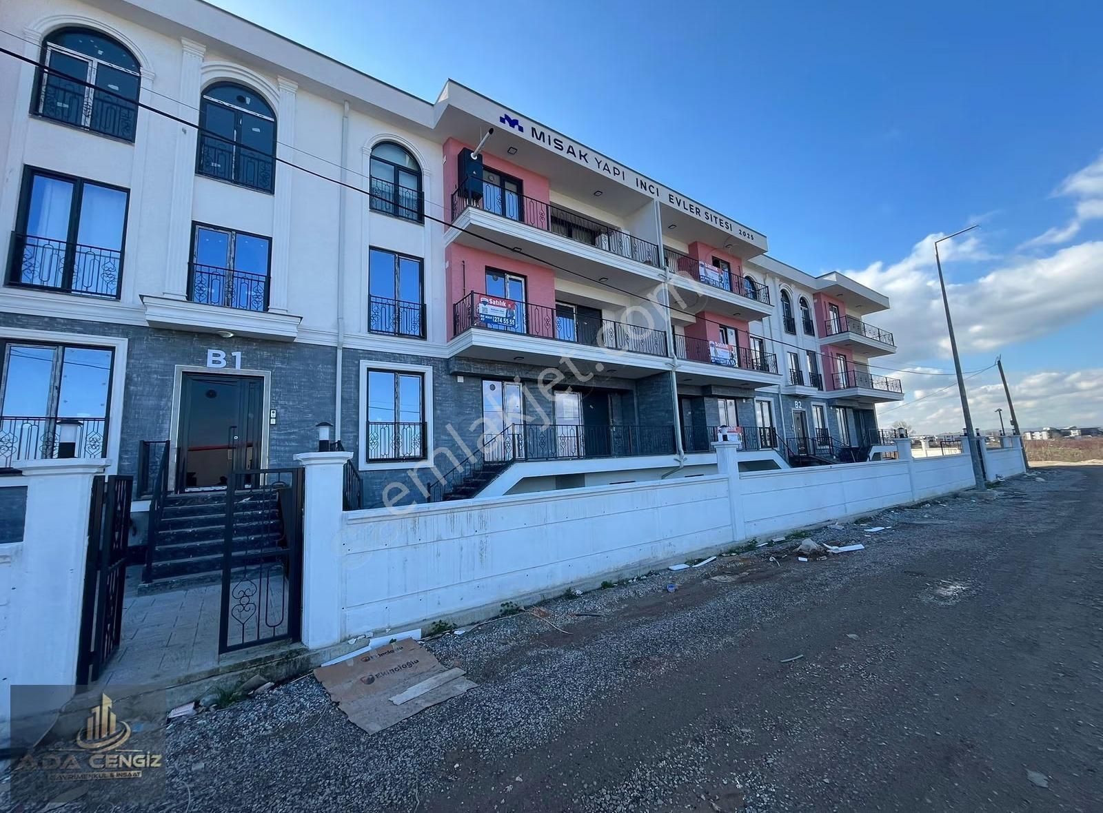 Adapazarı Ozanlar Mah.tansaş Avm Yakını 3+1 173 M2 Daireler