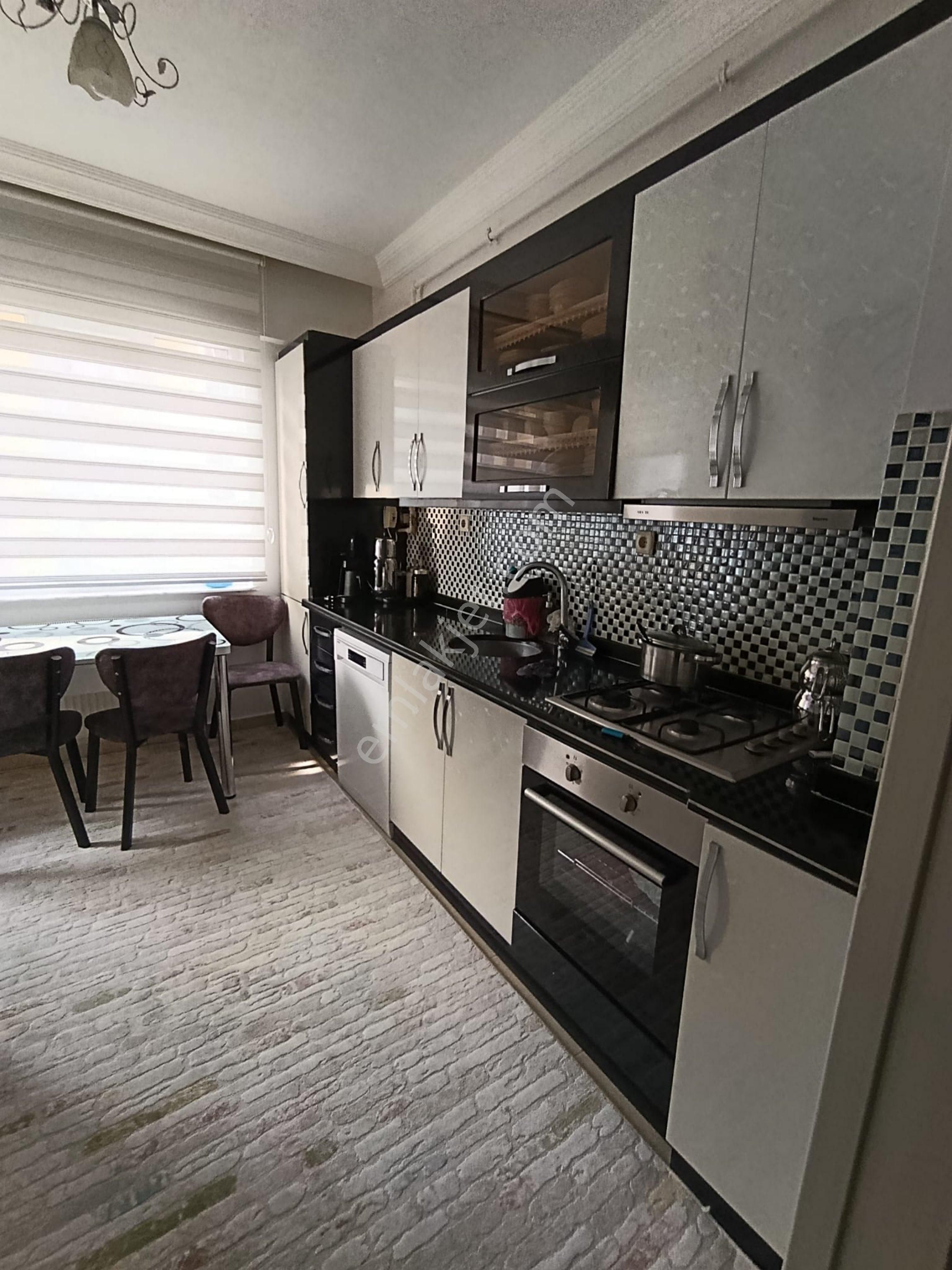 Nuray Gayrimenkulden Yeditepede Garajıyla Birlikte Satılık 2+1 Daire