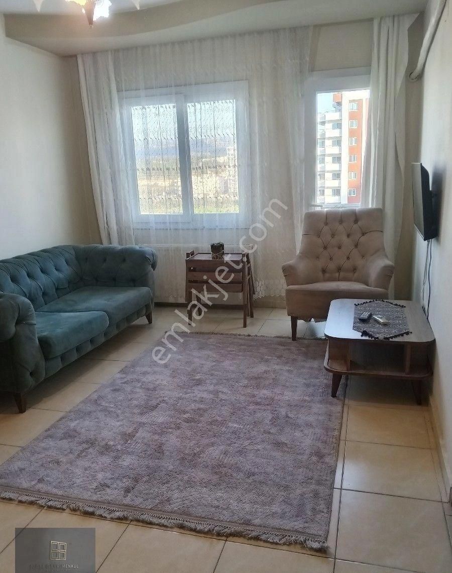 Üniversite Caddesi'nde 1+1 Eşyalı Kiralık Daire
