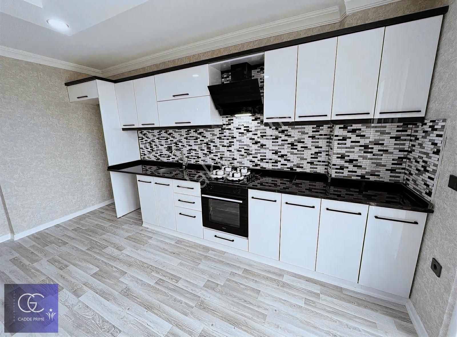 Cadde'den Asansörlü Öncephe Geniş Kullanım 1+1 Satılık Daire