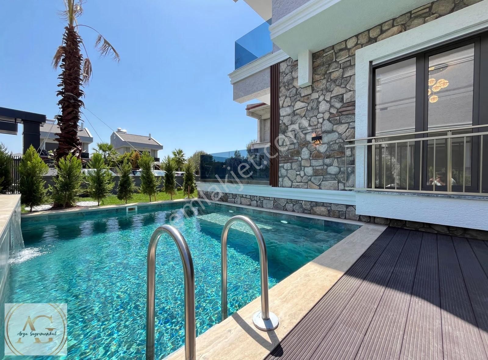 Arya'dan Denize Yakın Müstakil Havuzlu Lüks 4+1 Satılık Villa