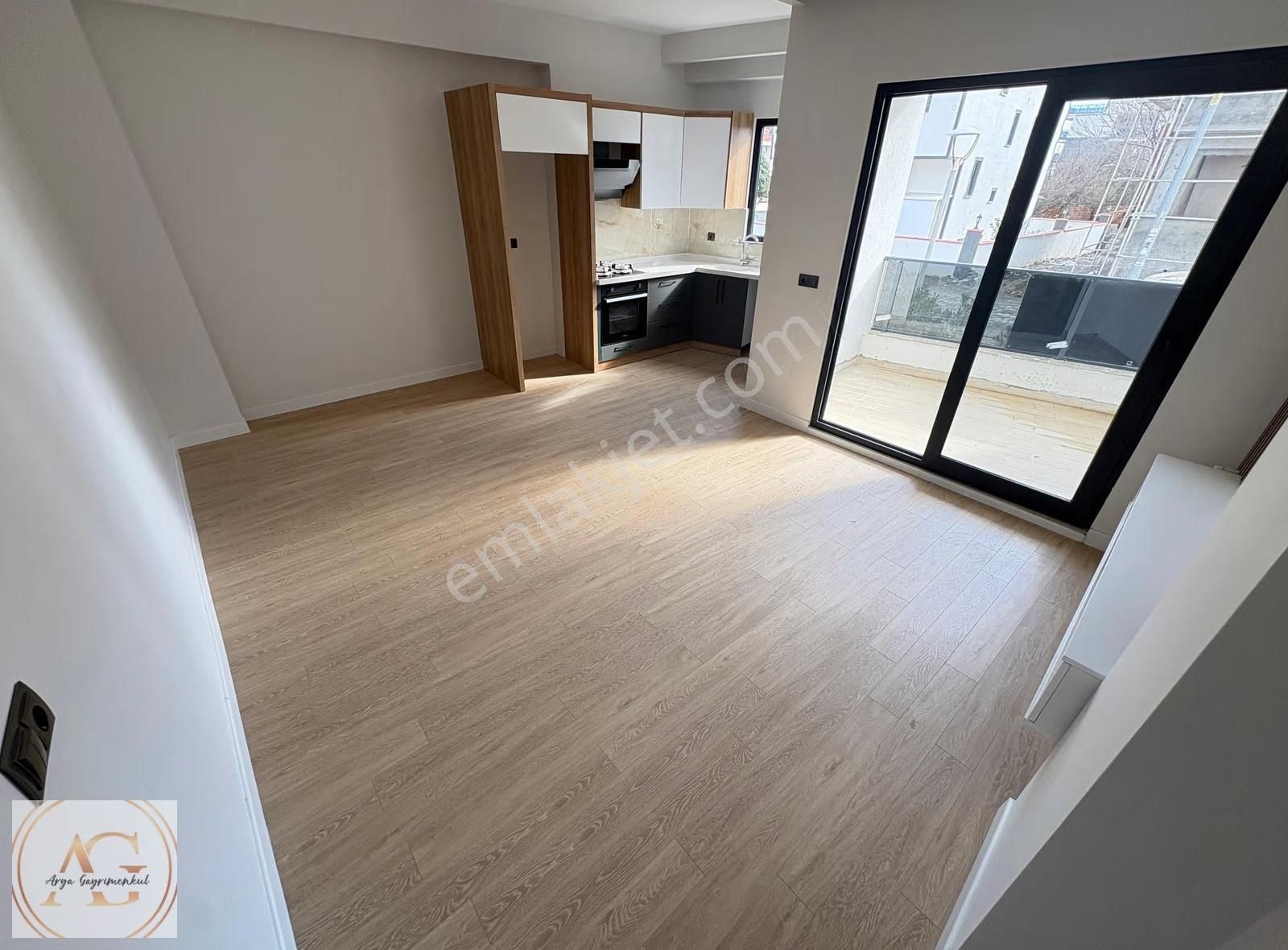 Zeytinli'de Ön Cephe 2+1 Lüks Daire: 90m², Cadde Üzeri