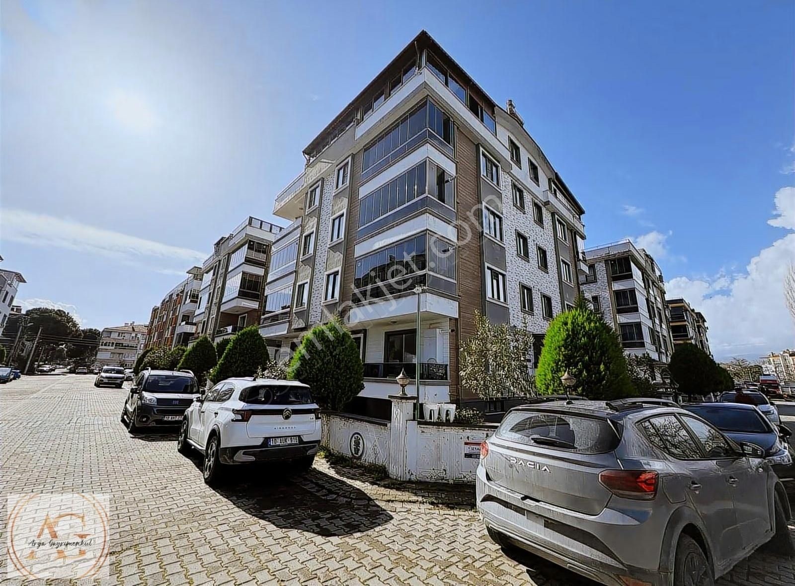 Arya'dan Merkezi Konum'da Satılık Arakat Ön Cephe 1+1 Daire