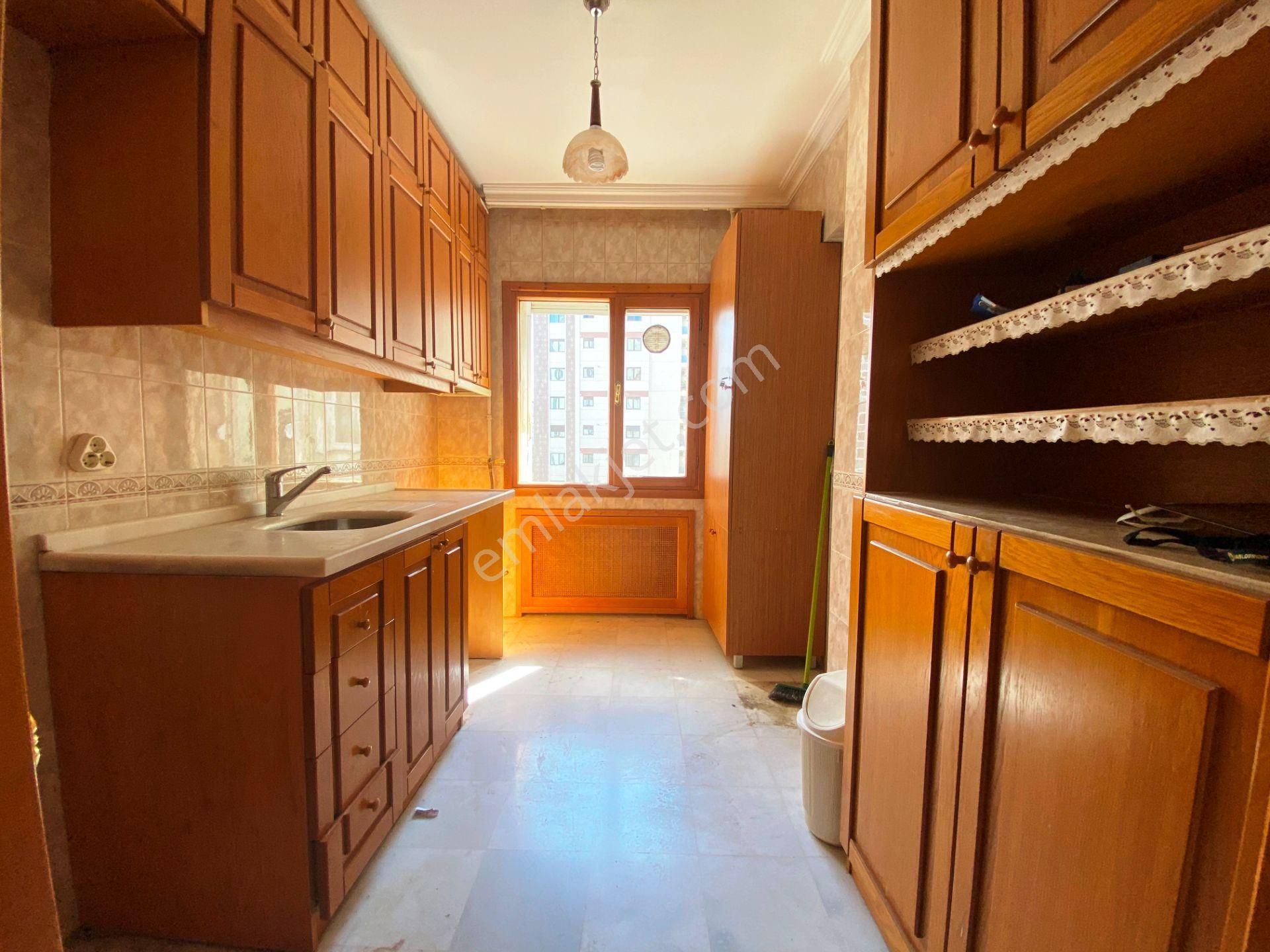 Erenköy Marmaray Yakını Gömme Dolaplı 2 Wc'li Arakat Kiralık 3+1 - Görsel 21