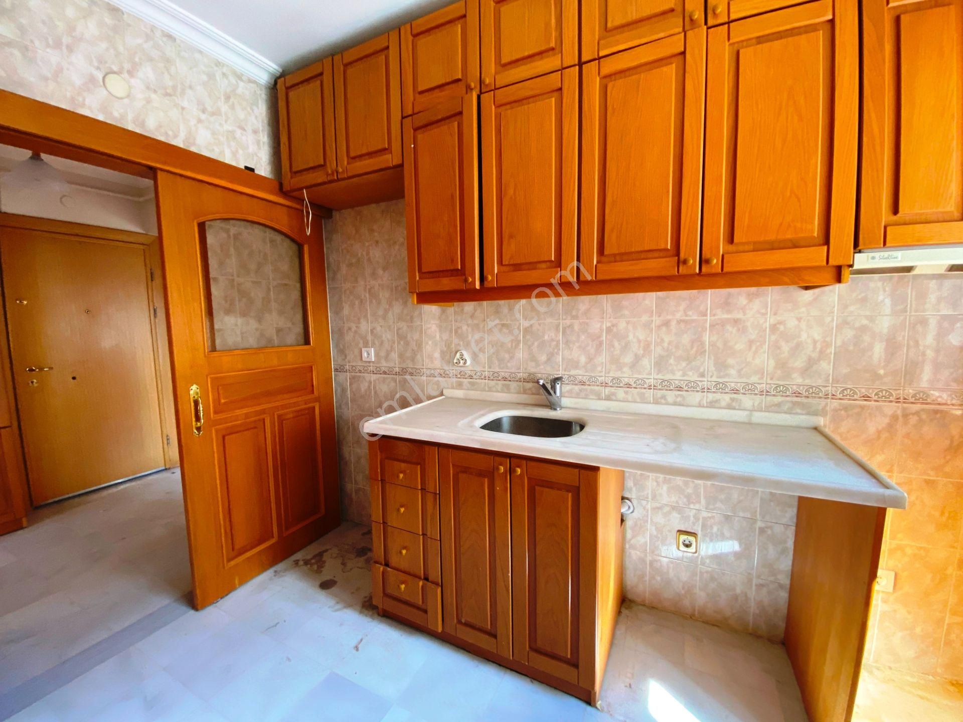 Erenköy Marmaray Yakını Gömme Dolaplı 2 Wc'li Arakat Kiralık 3+1 - Görsel 22