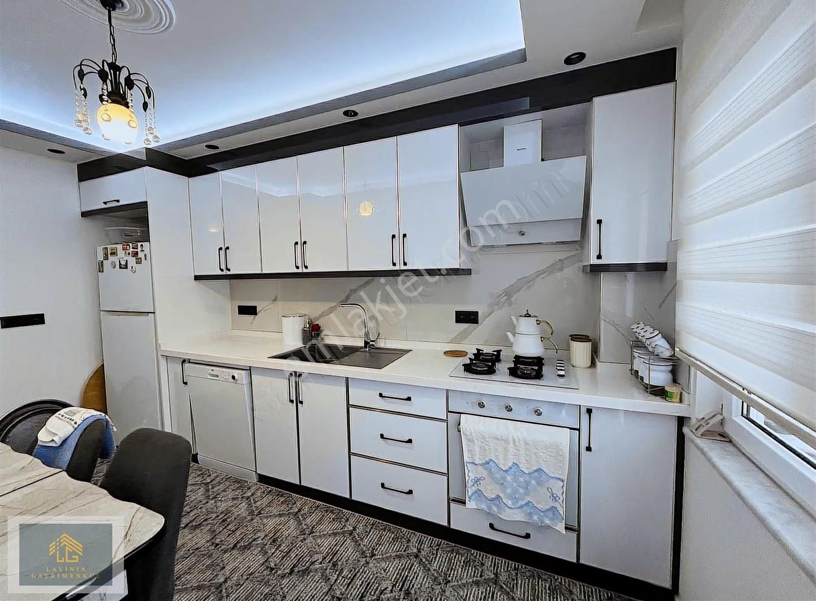 Lavınıa'dan Merkezde Kapalı Mutfak Arakat Satılık 3+1 Daire