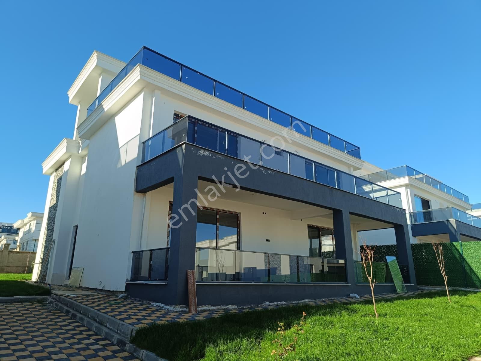 450 Evler De Satılık 6+1 Tripleks Villa