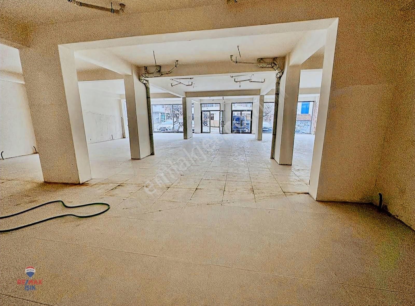 Sultanbeyli Merkezde Düz Girişli 570 M2 Net Kullanım Sahip - Görsel 4