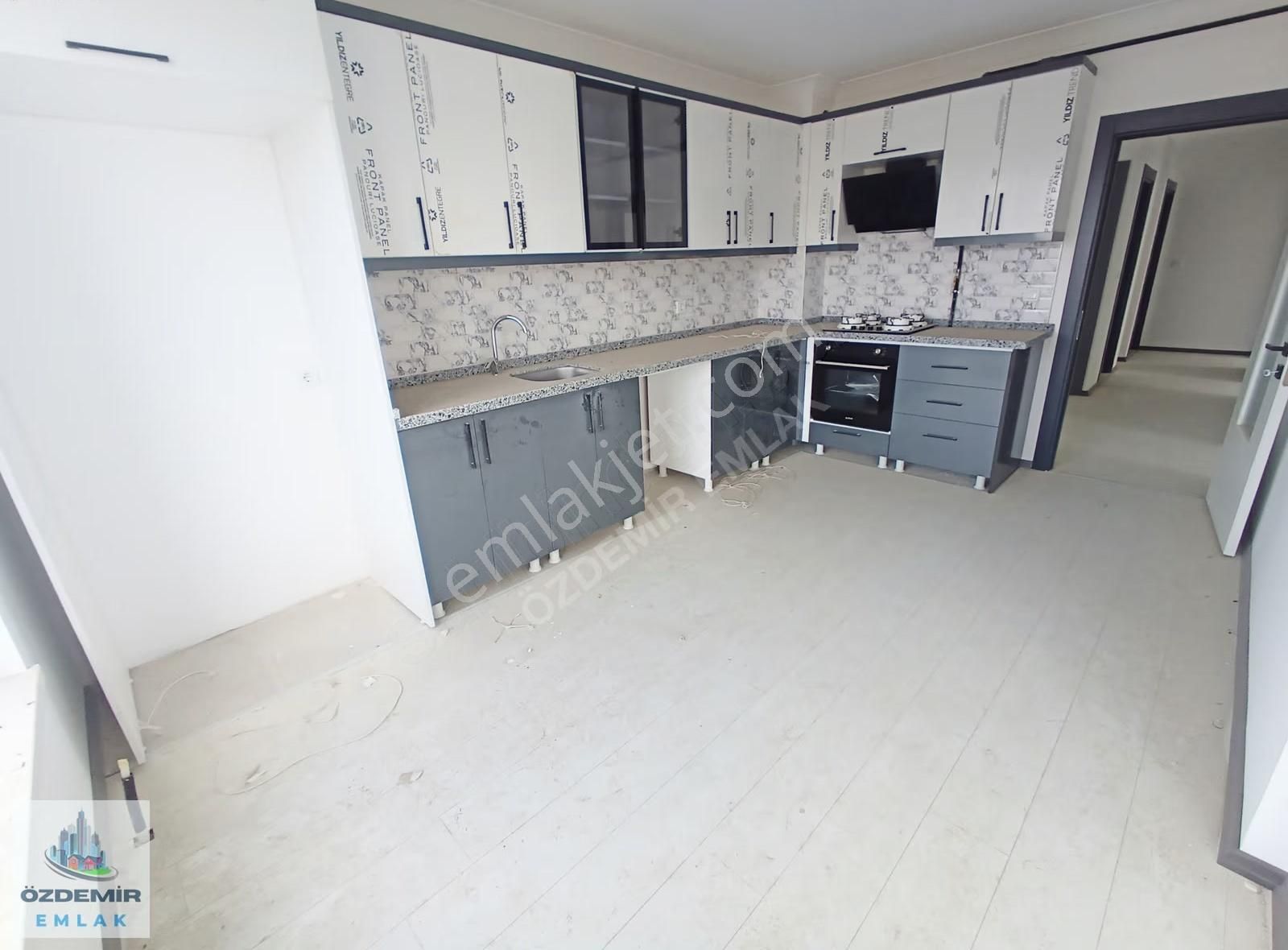 Özdemir Emlak'tan Kıbrısköyünde Site İçerisinde Ara Katta 3+1!!!