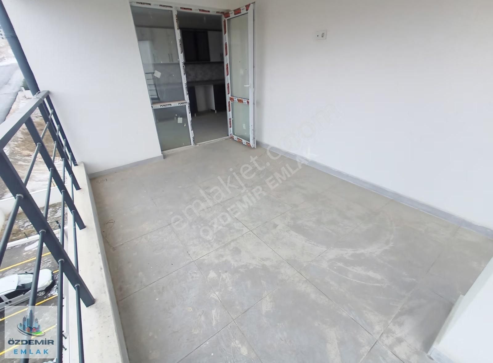 Özdemir Emlak'tan Kıbrısköyünde Site İçerisinde Ara Katta 3+1!!! - Görsel 2