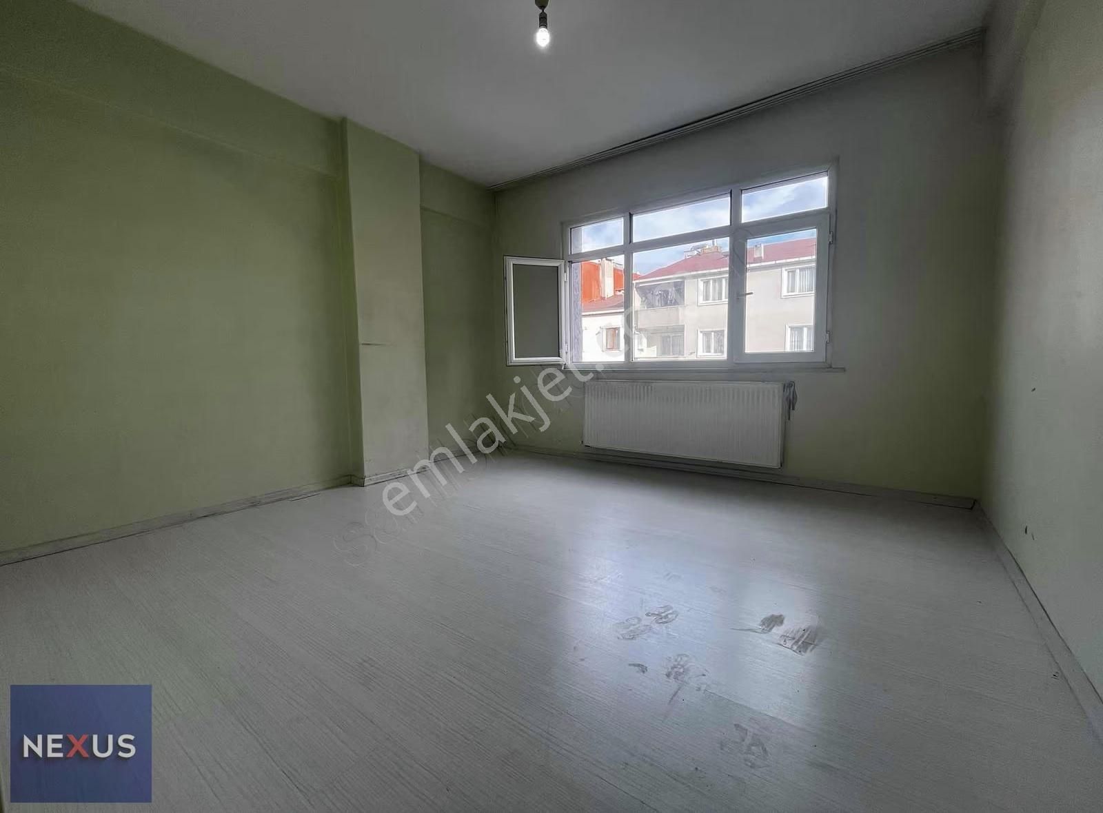 Geniş Arsa Paylı, Yenilenmiş, Çift Cepheli, Balkonlu 2+1 Daire - Görsel 3