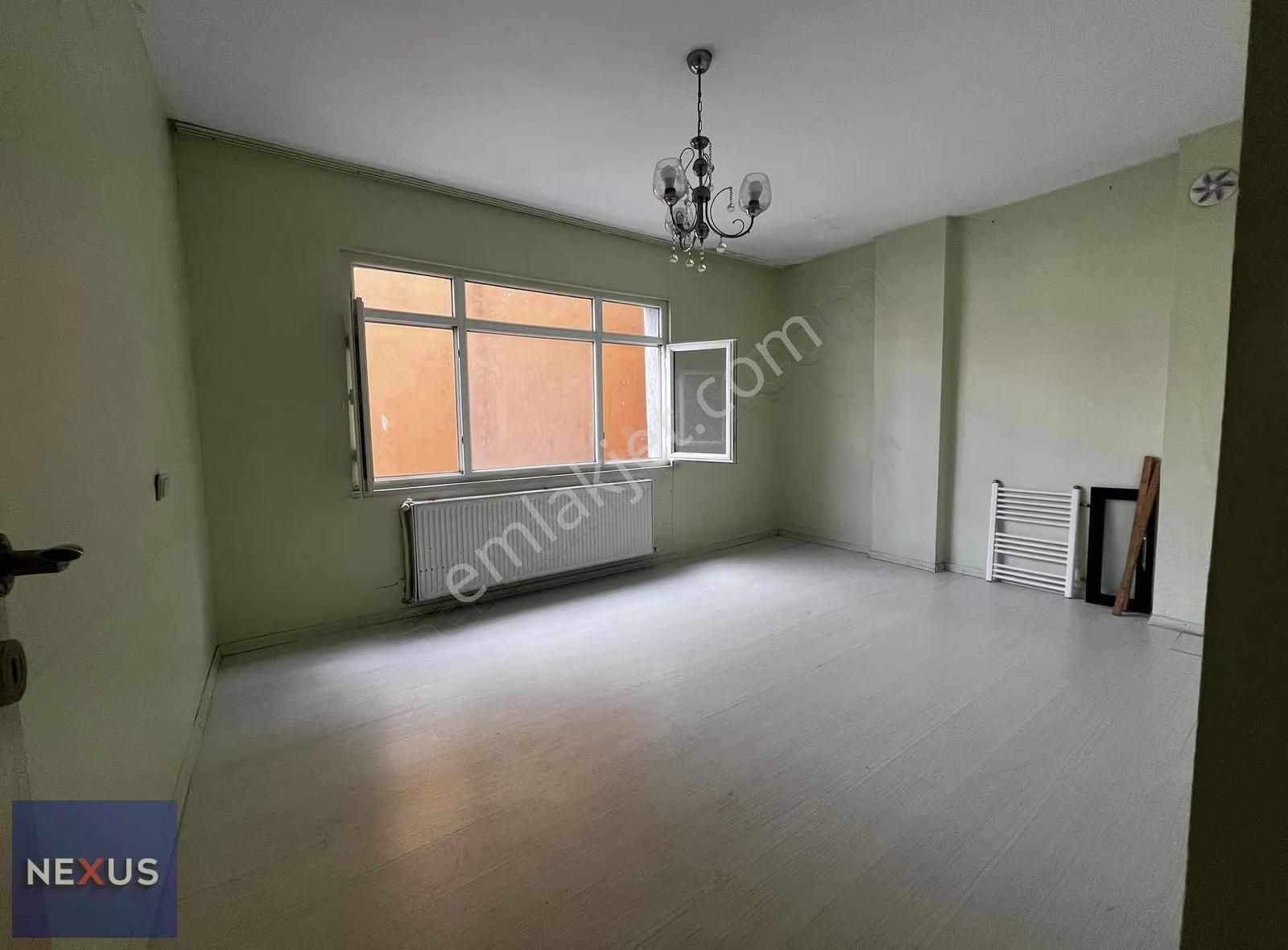 Geniş Arsa Paylı, Yenilenmiş, Çift Cepheli, Balkonlu 2+1 Daire - Görsel 11