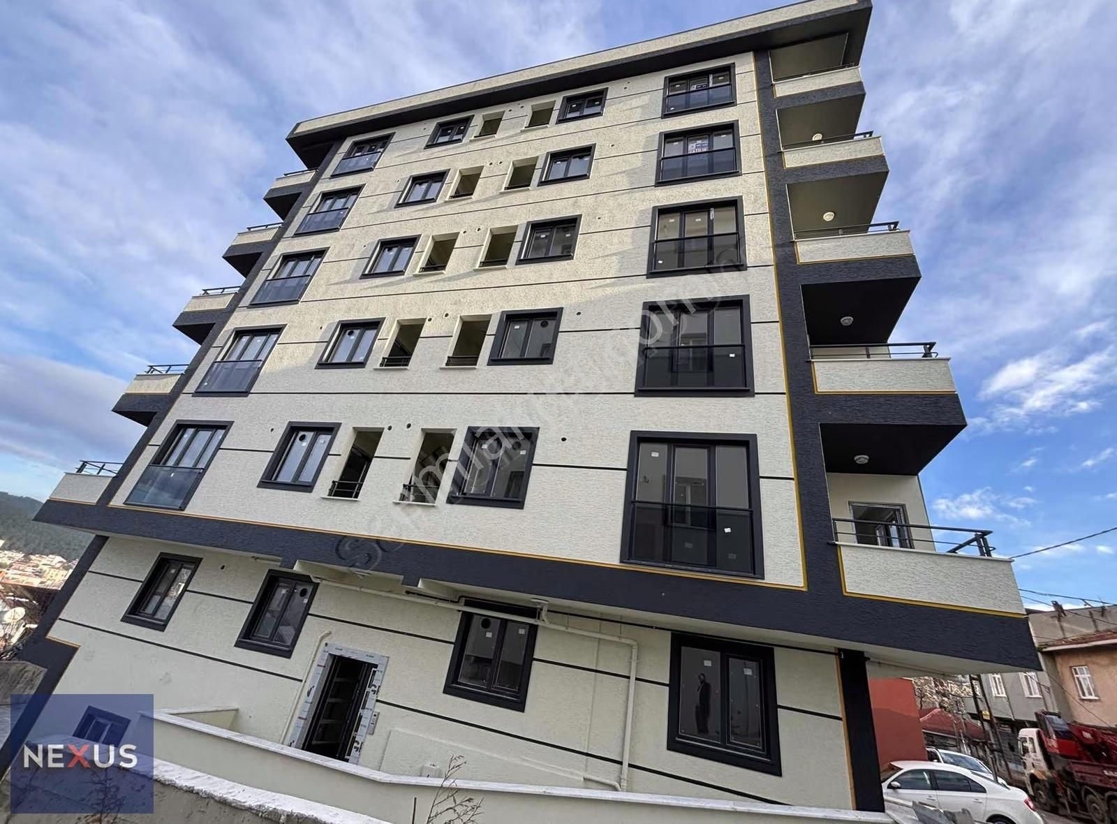 Sultanbeyli Mecdiye Mahallesinde Satlık 2+1 Ara Kat Daire