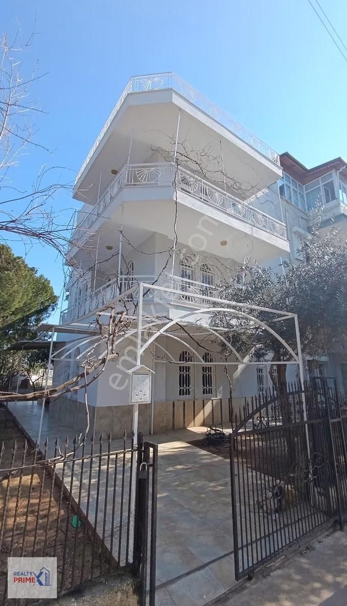 Beyazevler Sitesi Satılık Havuzlu Tribleks 4+1 Villa 2 Mutfak