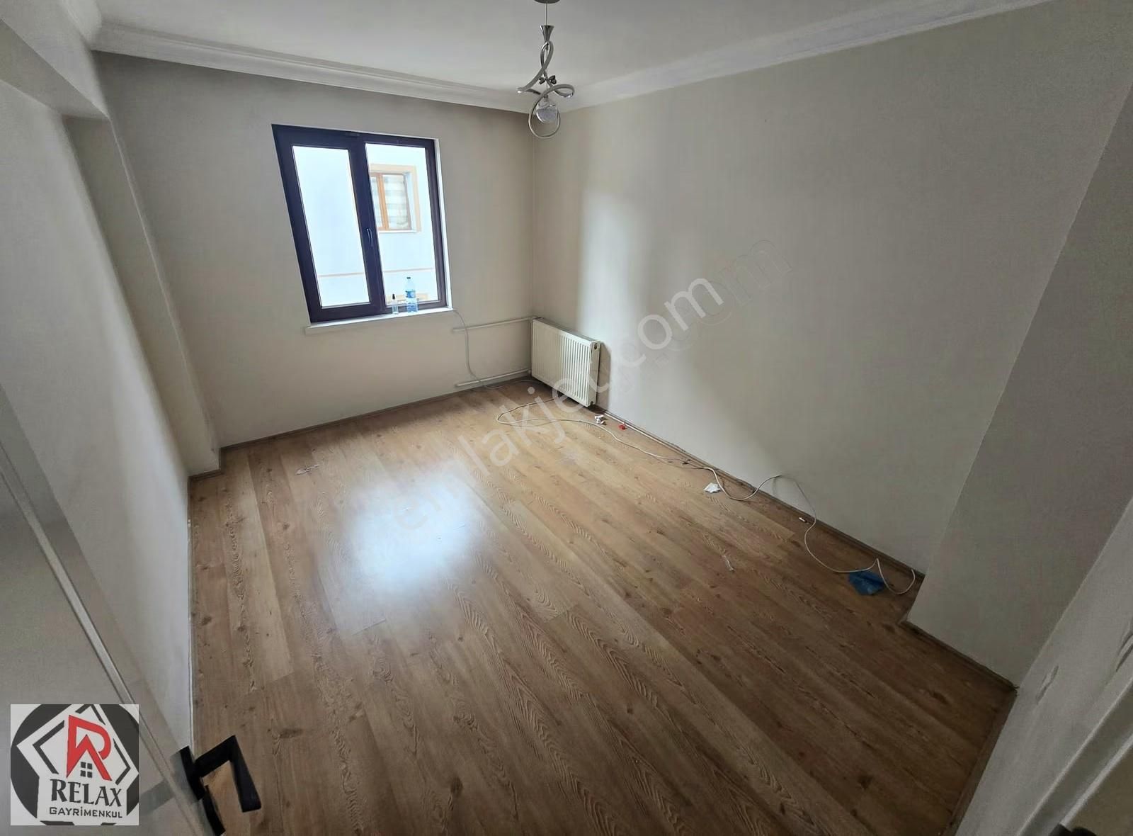 Relax'tan Ayvalı'da Genç Binada Cadde Cephe Fırsat 3+1 - Görsel 11