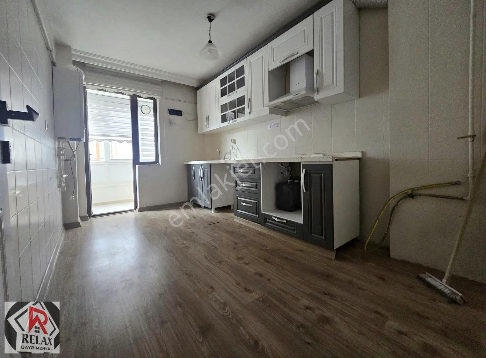 Relax'tan Ayvalı'da Genç Binada Cadde Cephe Fırsat 3+1 - Görsel 14