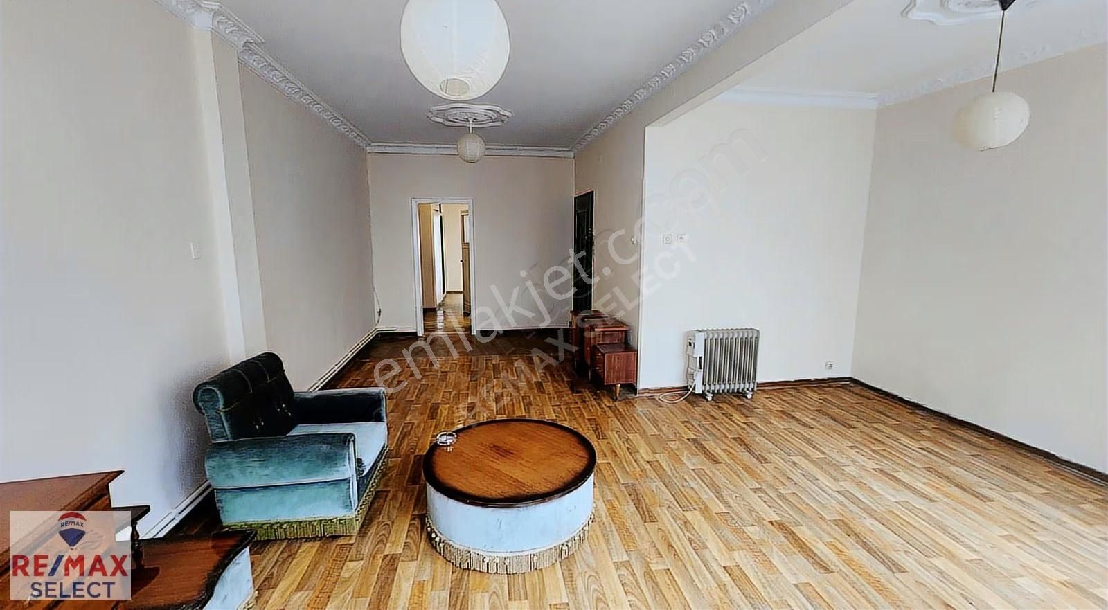 Ergenekon'da Osmanbey Metroya 300m. Mesafede Satılık 2+1