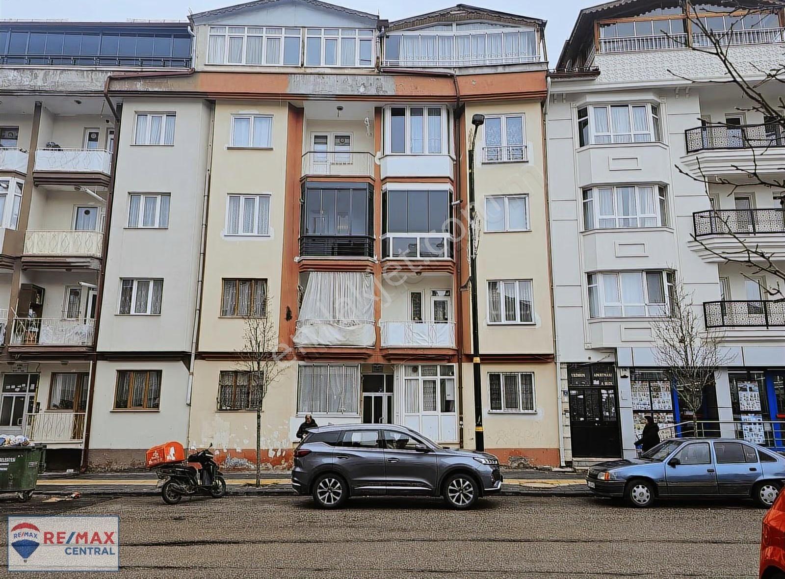 Remax Central'dan Vali Varinli Caddesinde Kullanışlı 3+1 Daire