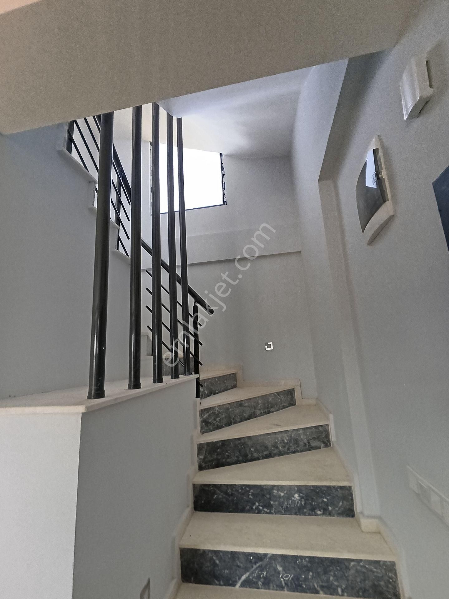 Seferihisar Akarca Elmastaş’ta Kat Mülkiyetli, Tam Müstakil, Geniş Bahçeli Sıfır 3+1 Villa - Görsel 21