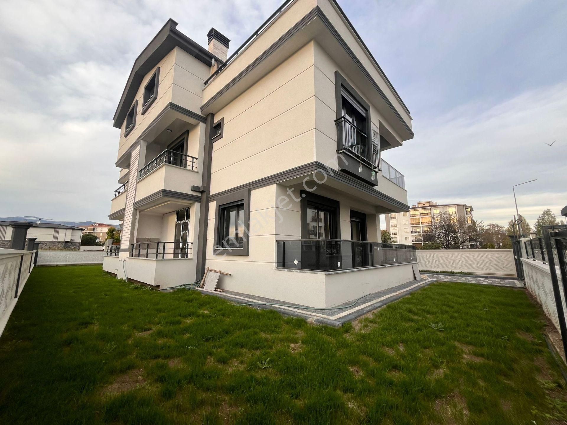 Yükselden Satılık Edremitte 'özel Otoparklı Bahçeli Ultra Lüx' 4+1 Villa