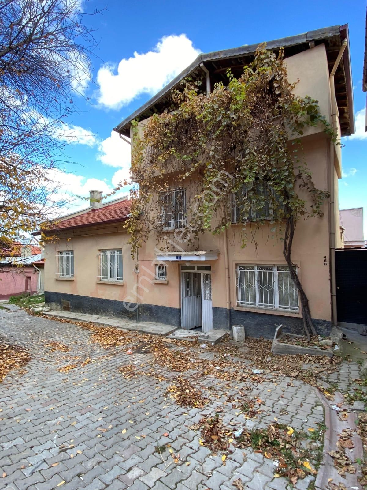 Akçay Emlak'tan Akşehir Yıldırım Mahallesinde Teraslı Satılık Müstakil Ev