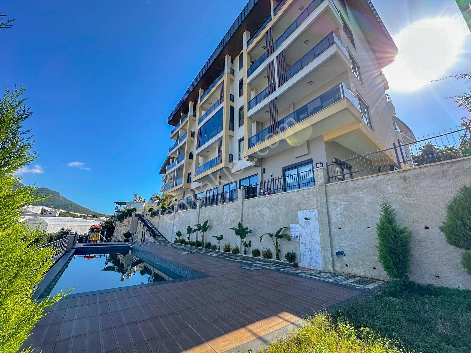 Alanya Oba'da Satılık Lüks Site İçi 1+1 Eşyalı Daire