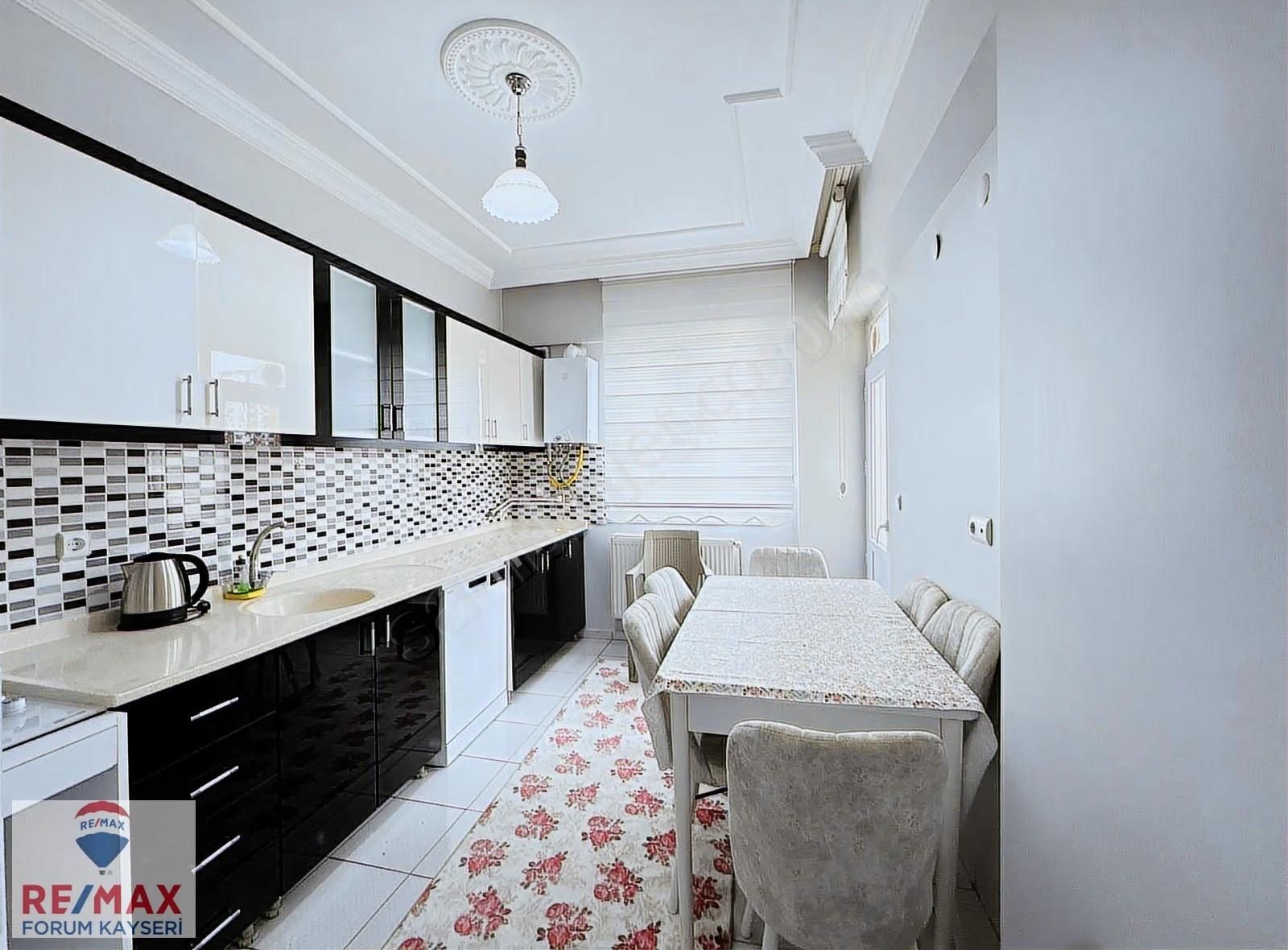 Zümrüt Mahallesinde Cadde Üzerinde Satılık 3+1 Daire - Görsel 9