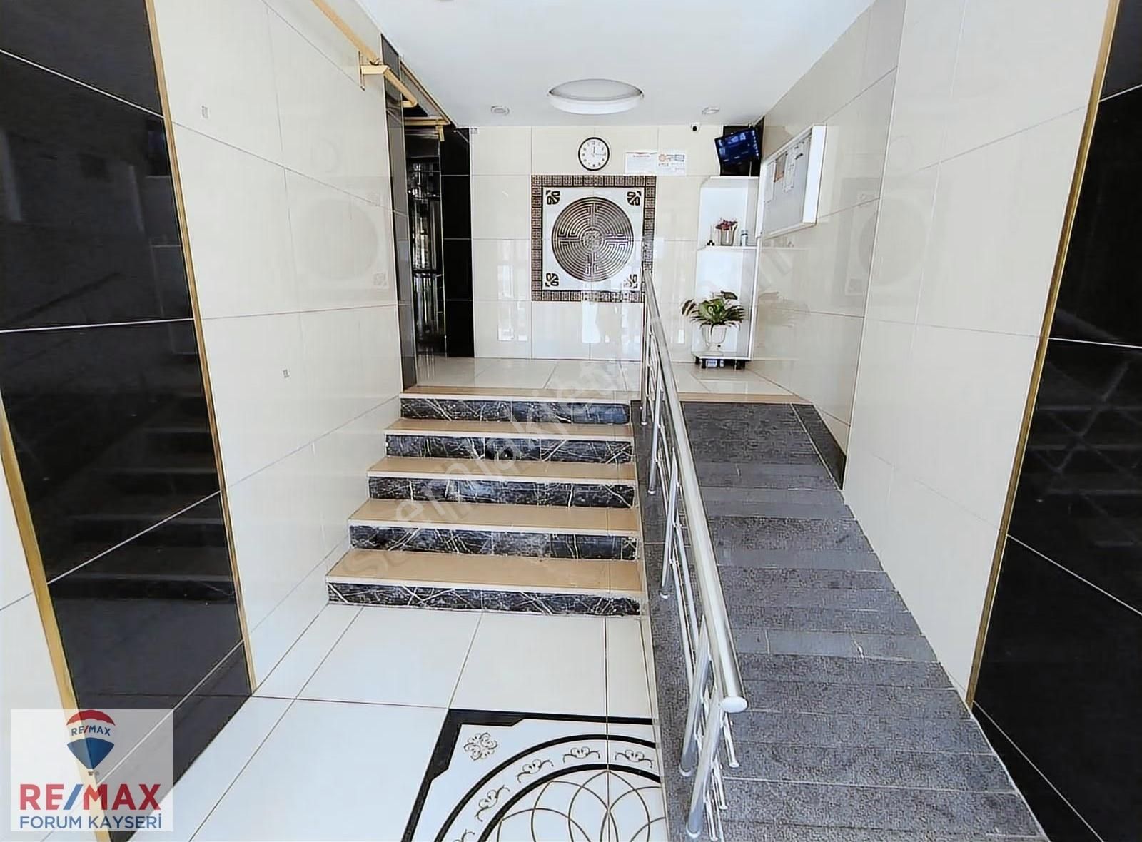 Zümrüt Mahallesinde Cadde Üzerinde Satılık 3+1 Daire - Görsel 6