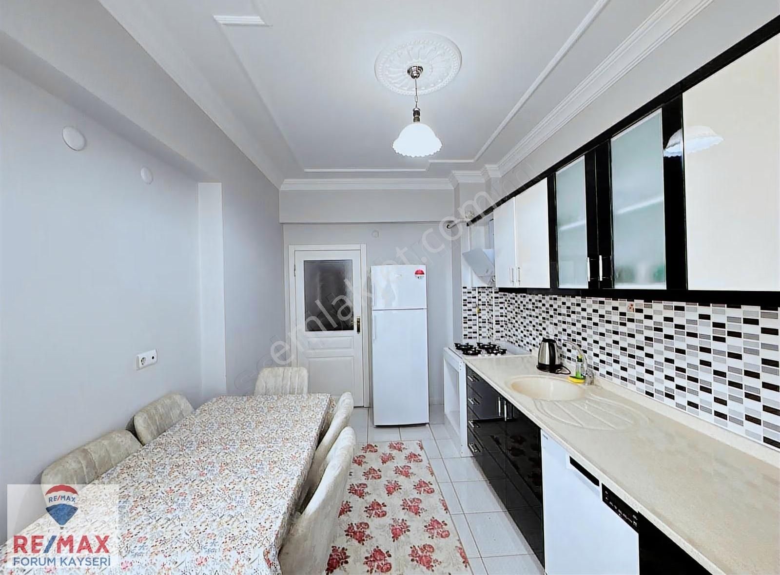 Zümrüt Mahallesinde Cadde Üzerinde Satılık 3+1 Daire - Görsel 7