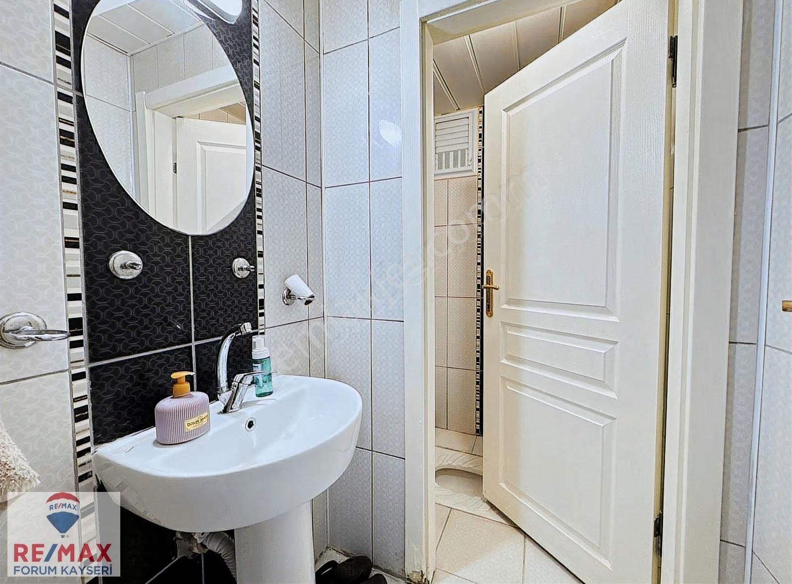 Zümrüt Mahallesinde Cadde Üzerinde Satılık 3+1 Daire - Görsel 14