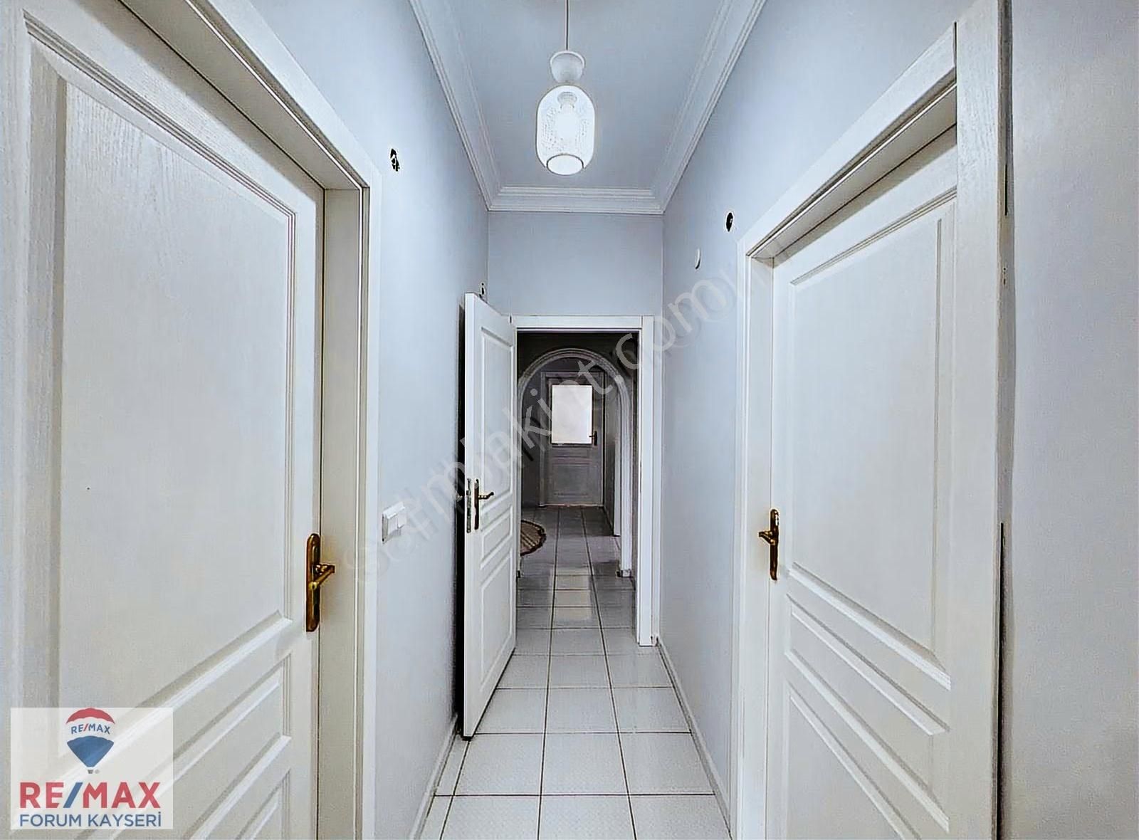 Zümrüt Mahallesinde Cadde Üzerinde Satılık 3+1 Daire - Görsel 22