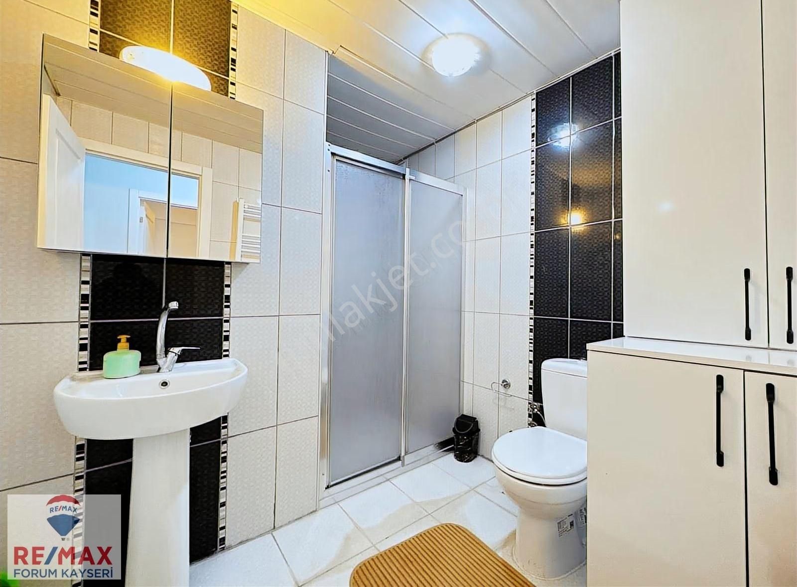 Zümrüt Mahallesinde Cadde Üzerinde Satılık 3+1 Daire - Görsel 4