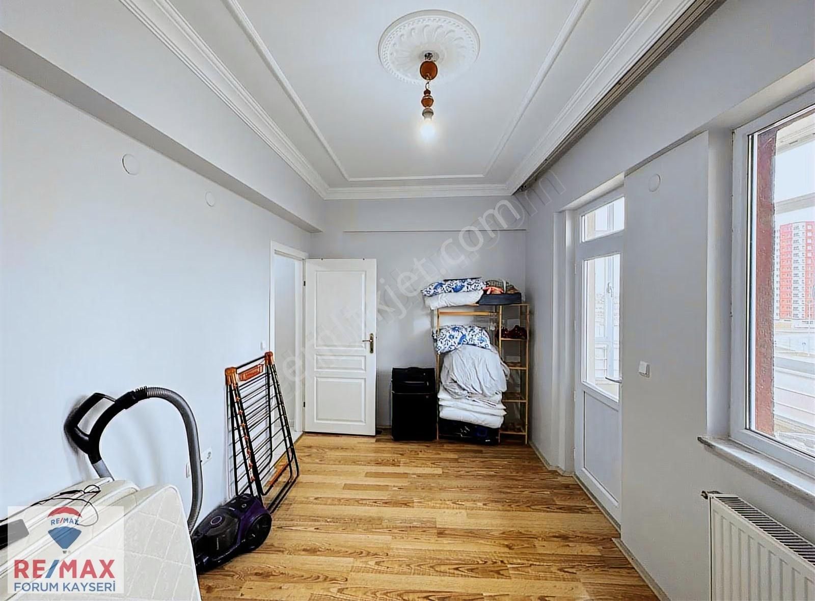 Zümrüt Mahallesinde Cadde Üzerinde Satılık 3+1 Daire - Görsel 18