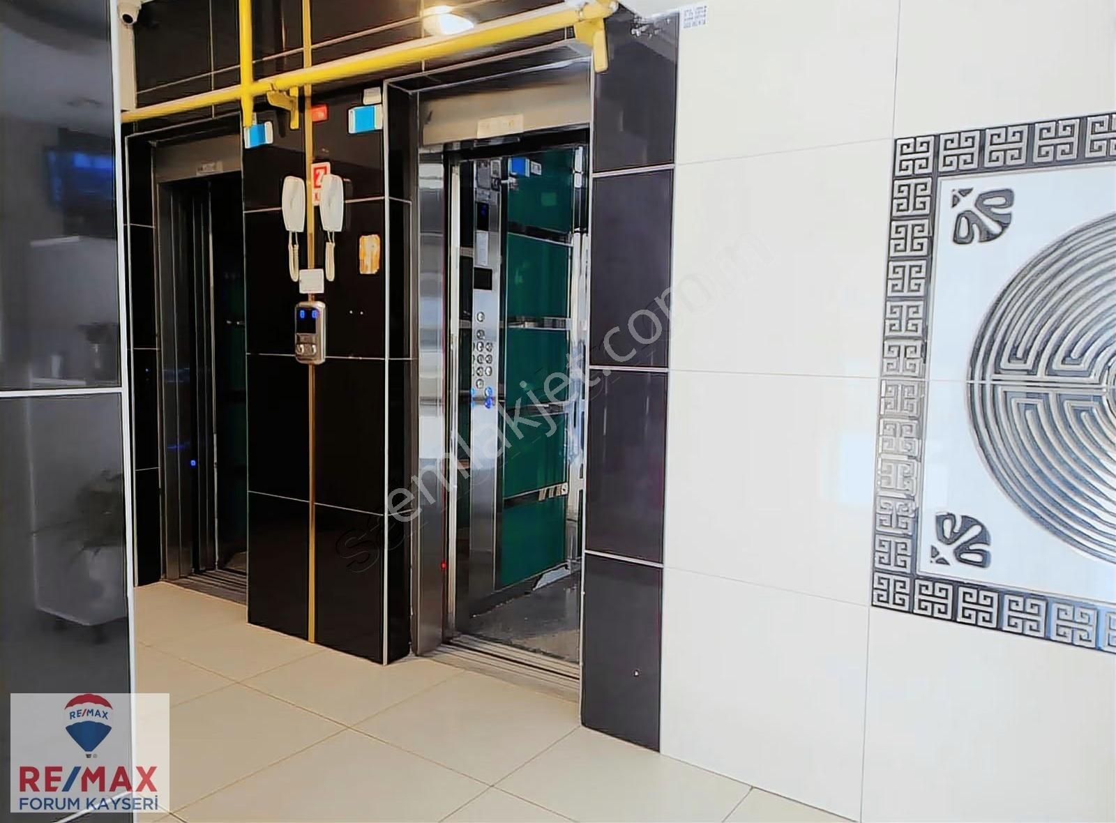 Zümrüt Mahallesinde Cadde Üzerinde Satılık 3+1 Daire - Görsel 21