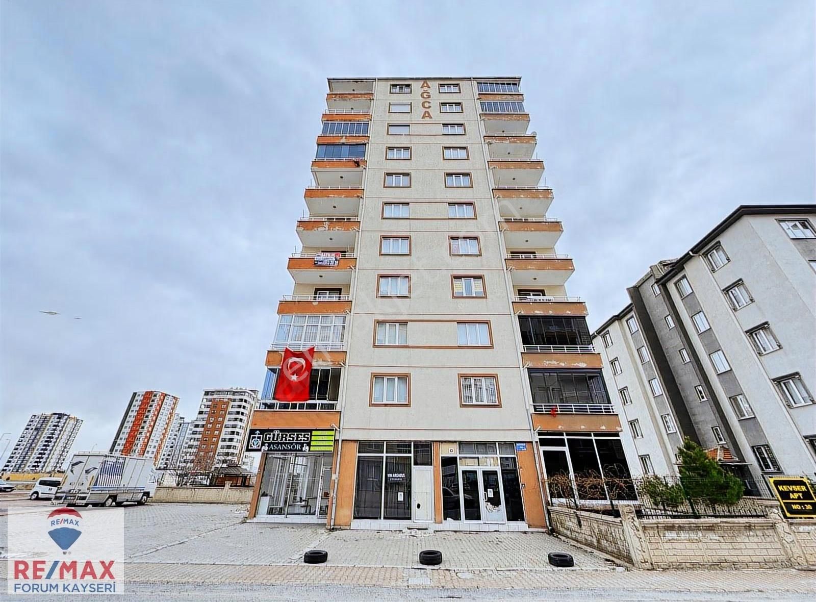 Zümrüt Mahallesinde Cadde Üzerinde Satılık 3+1 Daire