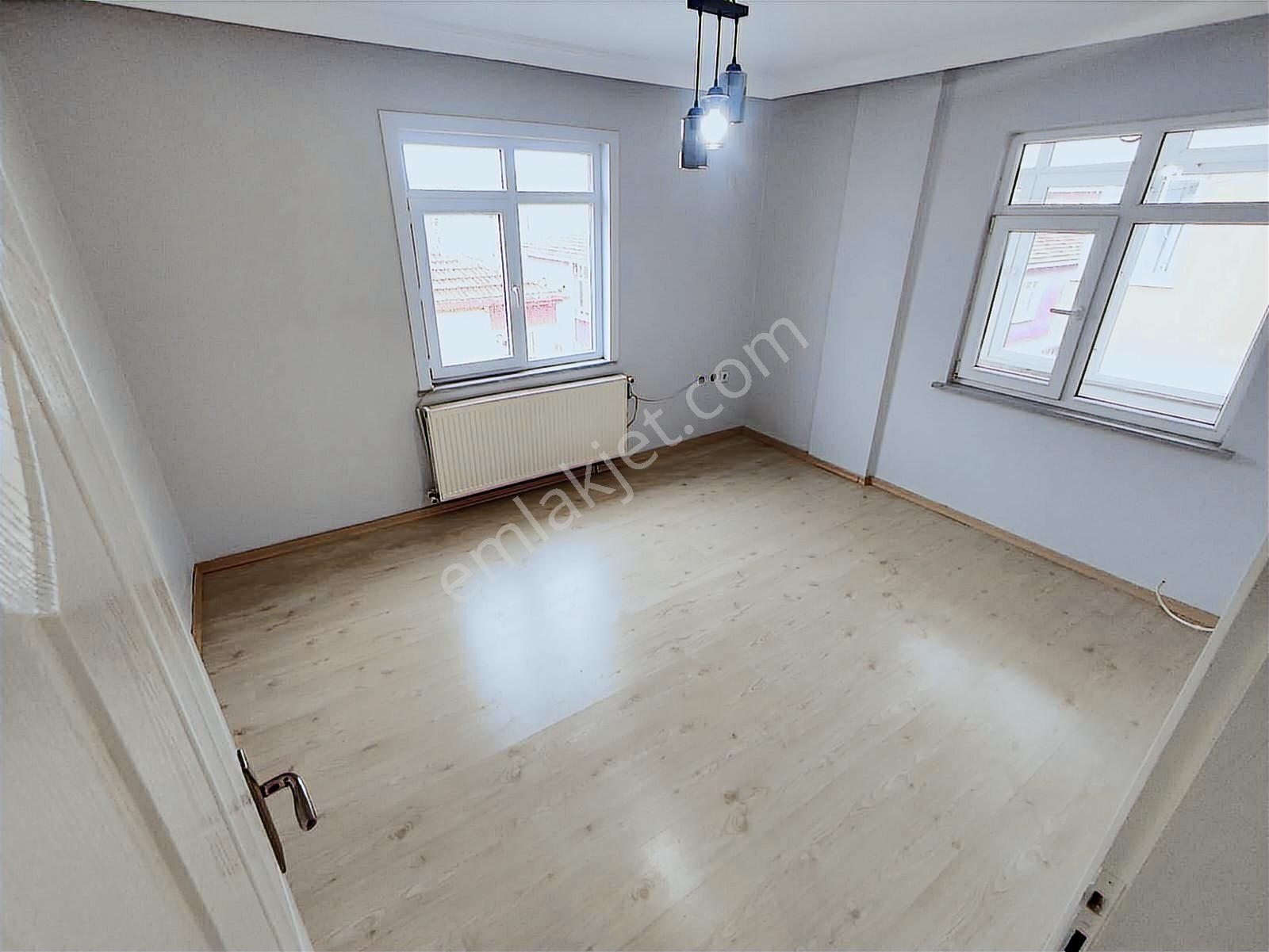 Vatan Mahallesinde Çift Balkonlu Cam Balkonlu 2+1 Satılık Daire