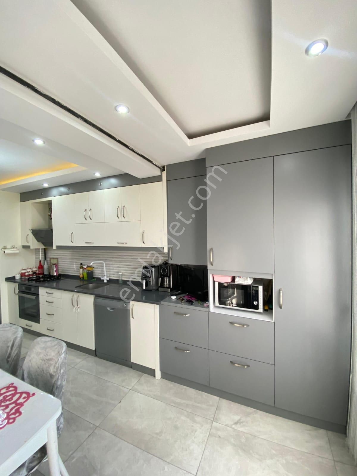 Yenişafakta 180 M2 3+1 Satılık Daire