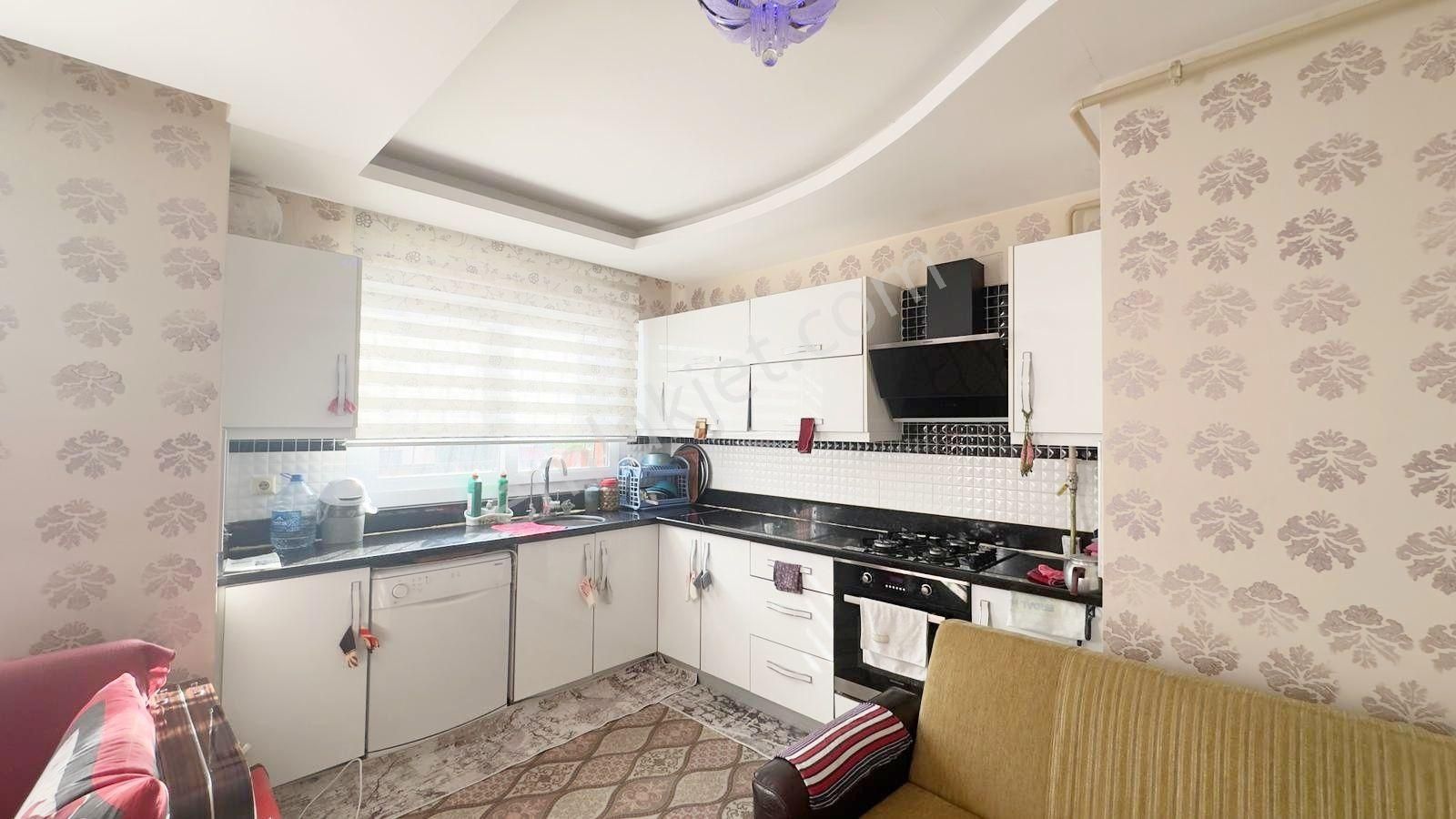 Pınar'da_3+1_iskanlı_hatasız_geniş_çift_banyo_d.gaz_10_yaşında..