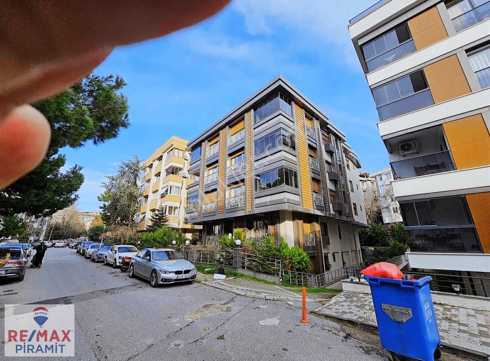 Acıbadem'de Kiralık 2+1 Bahçekatı