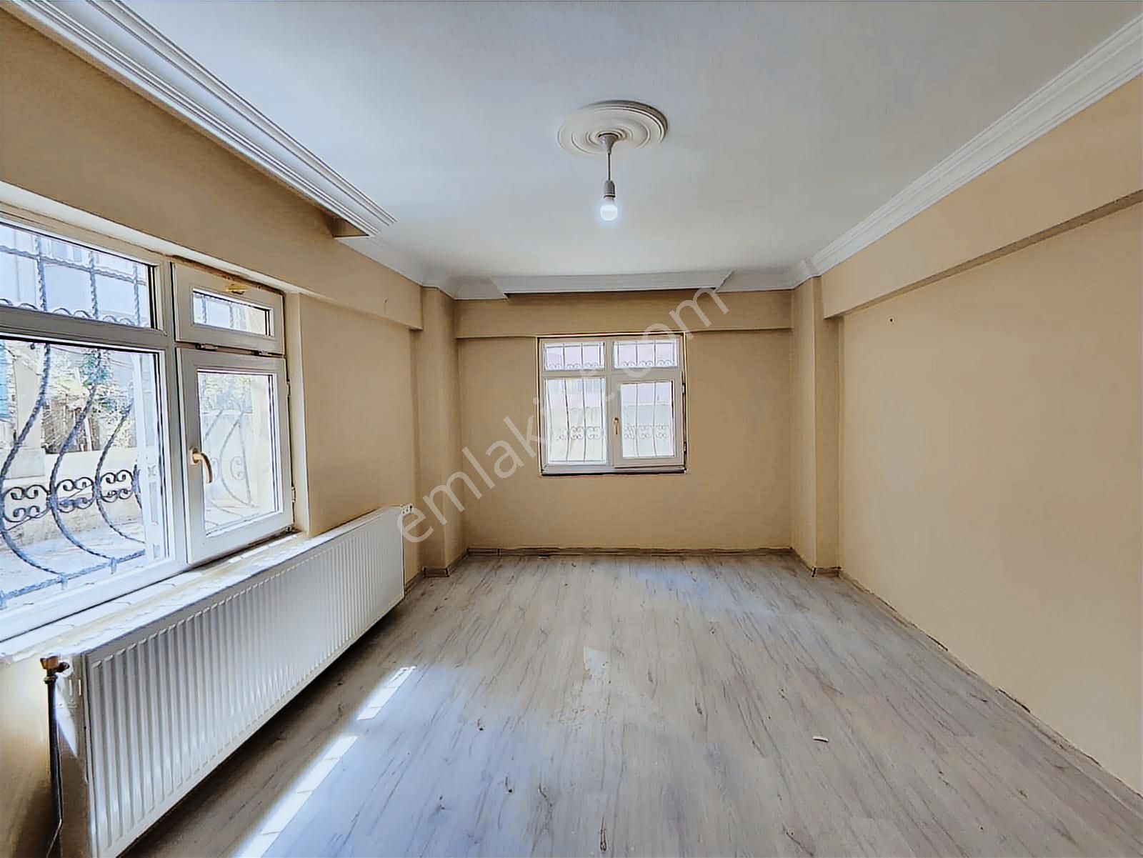 Cumhuriyet Mahallesinde Çarşı İçinde Satılık 2+1 Bahçe Kat